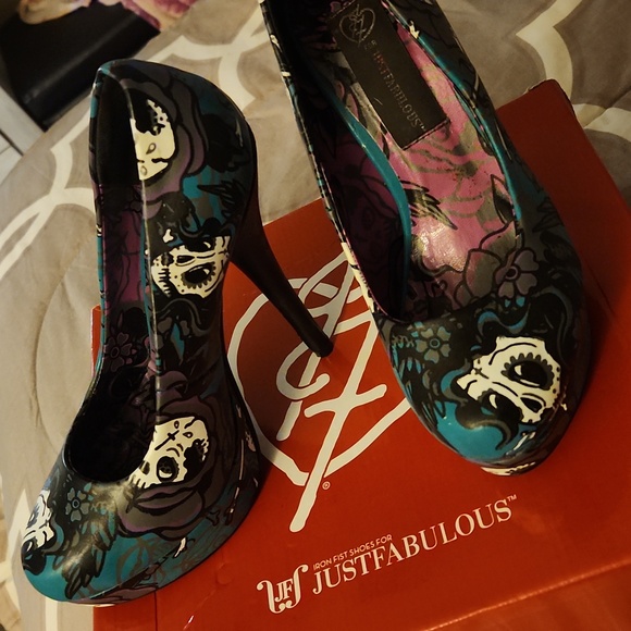 JustFab Ironfist high heels, skulls, teal/multicolor, size 6 - Picture 2 of 5